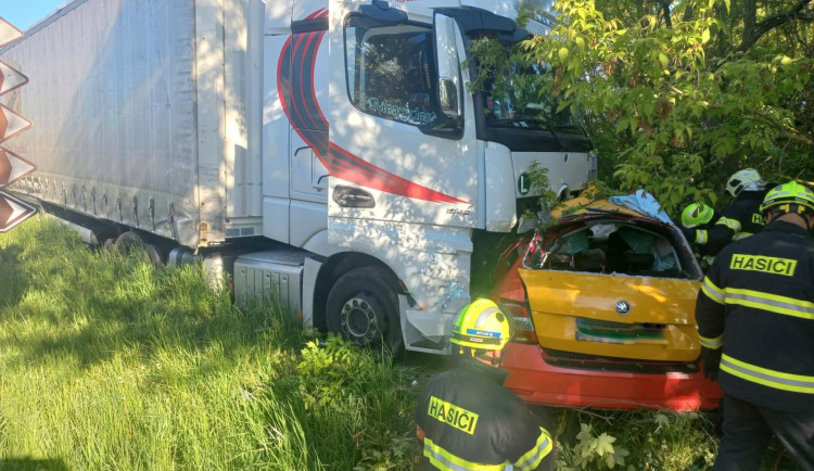 Mladík zemřel zaklíněný v autě po střetu s kamionem. Nehodu šetří kriminalisté