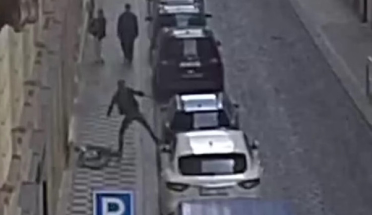 VIDEO: Naštvaný cyklista kopal do zaparkovaného auta v centru Prahy, skončil v poutech