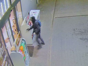 VIDEO: Maskovaný muž v Praze přepadl benzinku se zbraní v ruce, utekl s prázdnou
