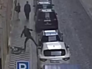 VIDEO: Naštvaný cyklista kopal do zaparkovaného auta v centru Prahy, skončil v poutech