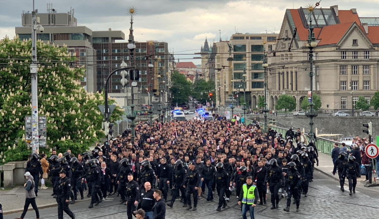VIDEO: Fanoušci Slavie prošli v poklidném pochodu Prahou pod dohledem policie