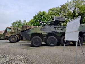 Pražský Žižkov obsadila těžká vojenská technika. Začal den armády