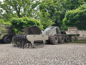 Pražský Žižkov obsadila těžká vojenská technika. Začal den armády