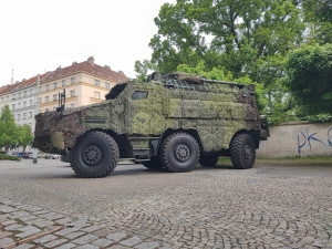 Pražský Žižkov obsadila těžká vojenská technika. Začal den armády