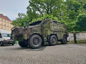 Pražský Žižkov obsadila těžká vojenská technika. Začal den armády