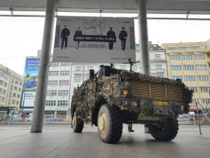Pražský Žižkov obsadila těžká vojenská technika. Začal den armády