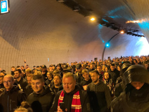 VIDEO: Fanoušci Slavie prošli v poklidném pochodu Prahou pod dohledem policie