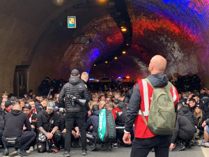 VIDEO: Fanoušci Slavie prošli v poklidném pochodu Prahou pod dohledem policie