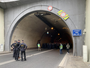 VIDEO: Fanoušci Slavie prošli v poklidném pochodu Prahou pod dohledem policie