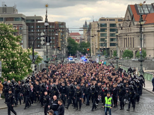 VIDEO: Fanoušci Slavie prošli v poklidném pochodu Prahou pod dohledem policie