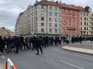 VIDEO: Fanoušci Slavie prošli v poklidném pochodu Prahou pod dohledem policie