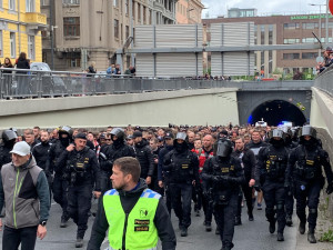 VIDEO: Fanoušci Slavie prošli v poklidném pochodu Prahou pod dohledem policie