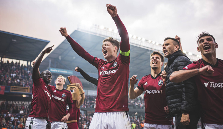 Rádi bychom hráli fotbal, ale hraje se o titul, říká po vítězném derby Sparťan Krejčí
