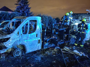 VIDEO: Na zahradě rodinného domu v Praze shořel obytňák za tři miliony