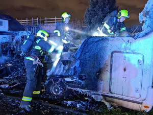 VIDEO: Na zahradě rodinného domu v Praze shořel obytňák za tři miliony