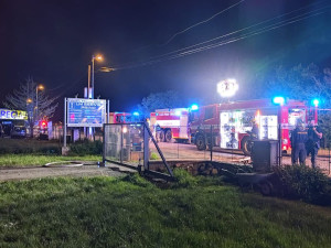 VIDEO: Na zahradě rodinného domu v Praze shořel obytňák za tři miliony