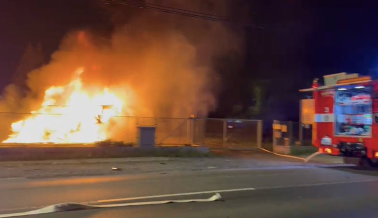 VIDEO: Na zahradě rodinného domu v Praze shořel obytňák za tři miliony