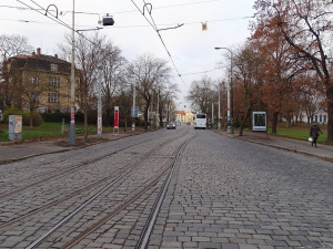 Začala oprava Badeniho ulice na Hradčanech. Neprojedou auta ani tramvaje