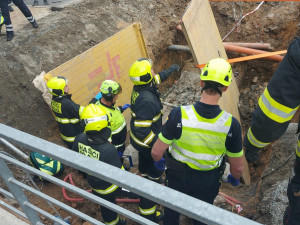 V Praze zemřel dělník, kterého zavalilo tunové pažení ve výkopu