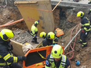 V Praze zemřel dělník, kterého zavalilo tunové pažení ve výkopu