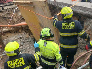 V Praze zemřel dělník, kterého zavalilo tunové pažení ve výkopu