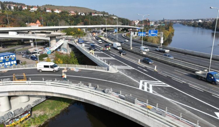 Dnes začaly opravy Barrandovského mostu, které potrvají do srpna