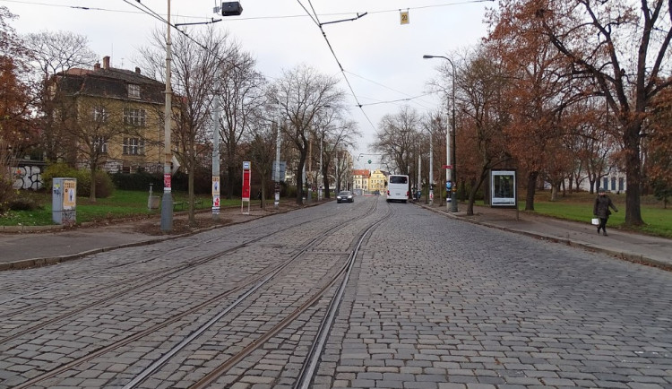 Začala oprava Badeniho ulice na Hradčanech. Neprojedou auta ani tramvaje