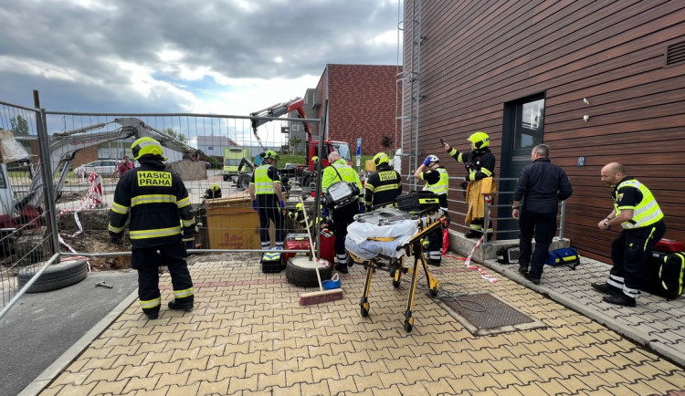 V Praze zemřel dělník, kterého zavalilo tunové pažení ve výkopu