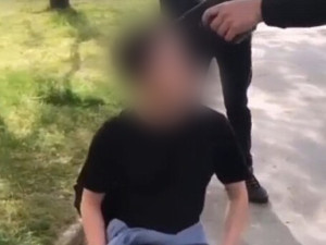 Člen dětského gangu v Praze držel klečícímu chlapci pistoli u hlavy