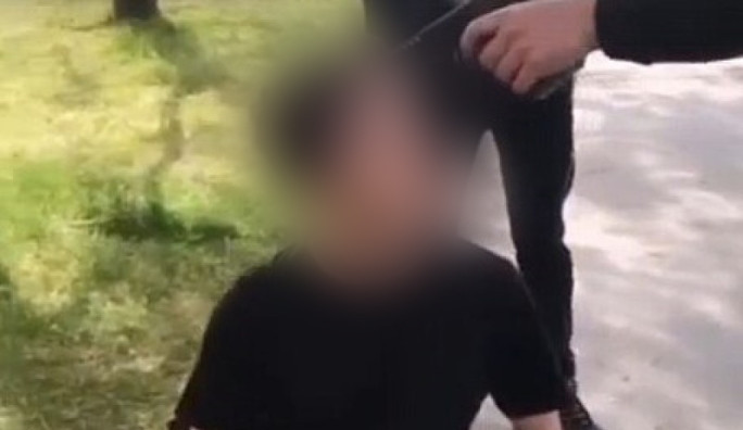 Člen dětského gangu v Praze držel klečícímu chlapci pistoli u hlavy