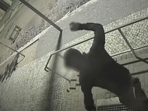 Opilý cizinec házel dlažební kostky na policejní stanici. Skončil v cele a hrozí mu vyhoštění