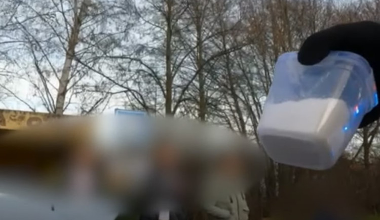 Zfetovaný řidič měl v autě dózu pervitinu, pytel marihuany a pistoli. Hrozí mu vězení 