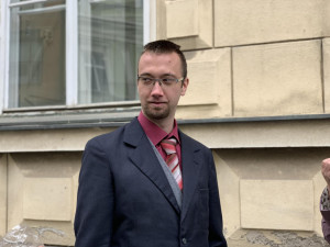 Soud řeší případ muže, který přišel na demonstraci označený písmenem Z