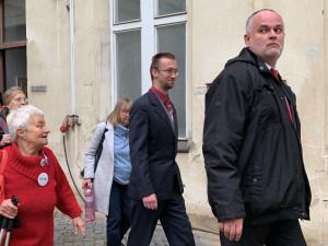 Soud řeší případ muže, který přišel na demonstraci označený písmenem Z