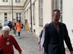 Soud řeší případ muže, který přišel na demonstraci označený písmenem Z