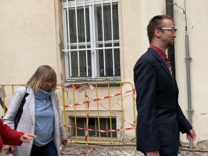 Soud řeší případ muže, který přišel na demonstraci označený písmenem Z