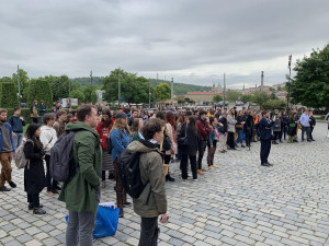 Mladí se sešli v centru Prahy. Vláda na nás nemyslí, stěžují si