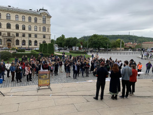 Mladí se sešli v centru Prahy. Vláda na nás nemyslí, stěžují si