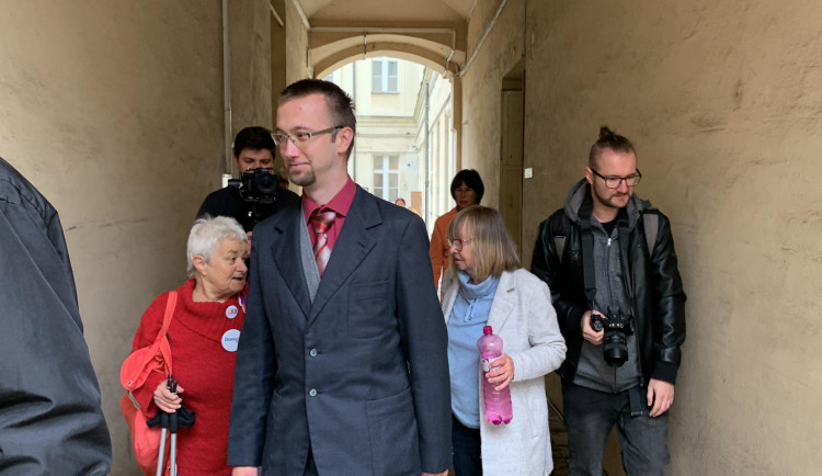 Soud řeší případ muže, který přišel na demonstraci označený písmenem Z