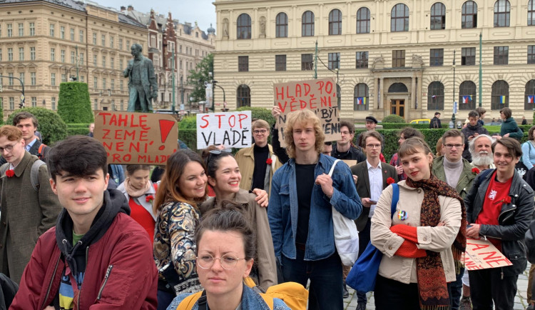Mladí se sešli v centru Prahy. Vláda na nás nemyslí, stěžují si