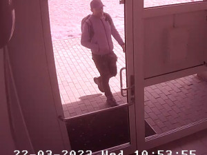 Skupina zlodějů se vloupala do bytu v Praze a odnesla věci za 1,7 milionu korun