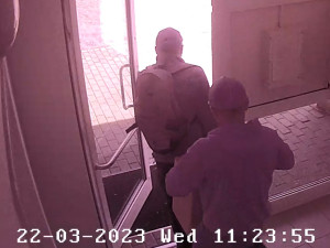 Skupina zlodějů se vloupala do bytu v Praze a odnesla věci za 1,7 milionu korun