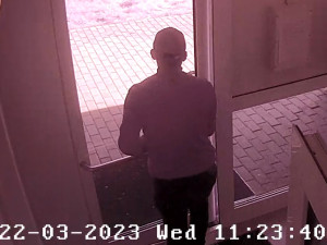 Skupina zlodějů se vloupala do bytu v Praze a odnesla věci za 1,7 milionu korun