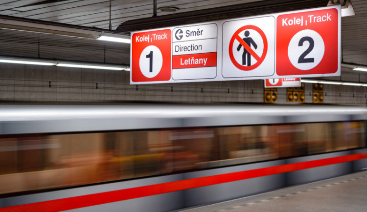 Na Florenci opravují stropní desku. V části trasy C nepojede metro