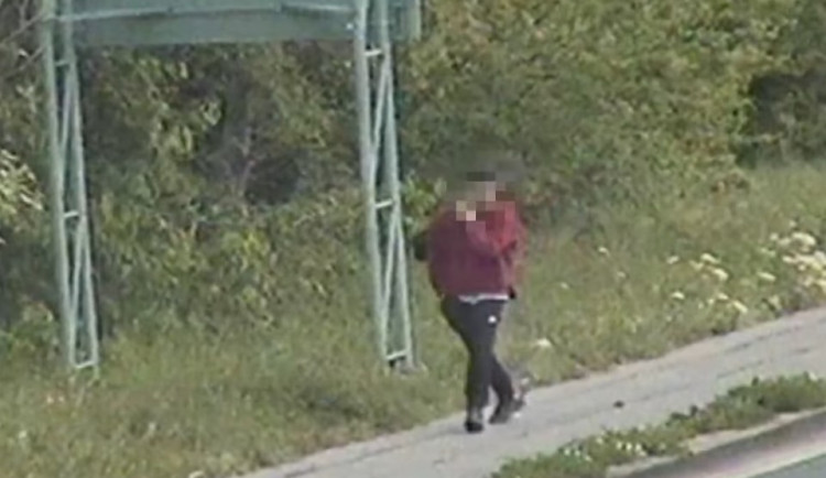 Mladíka chytili s ukradeným oblečením. Dostal pokutu a šel se do obchodu omluvit