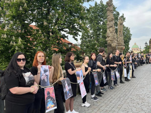 Lidé na Karlově mostě připomněli obránce Mariupolu v ruském zajetí