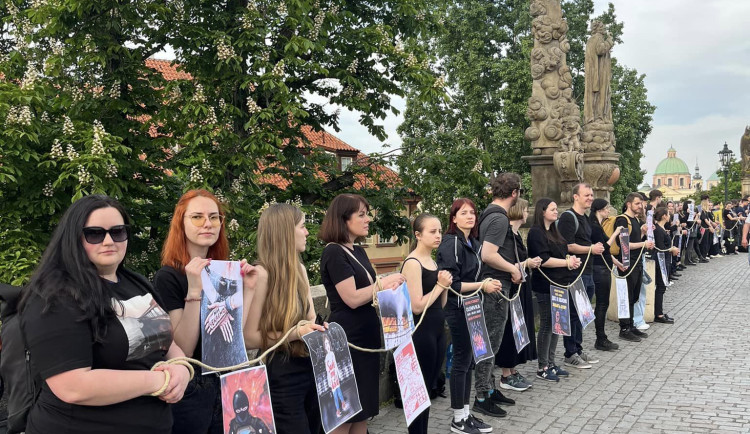 Lidé na Karlově mostě připomněli obránce Mariupolu v ruském zajetí