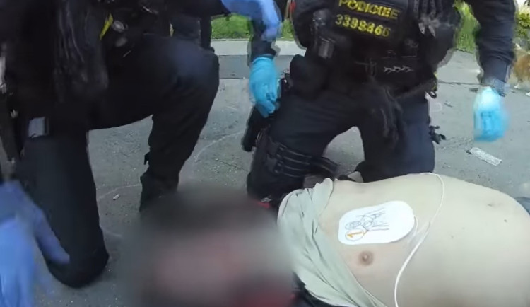 VIDEO: Muž zkolaboval v parku a přestal dýchat. Život mu zachránili policisté