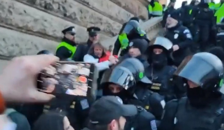 Etická komise se zastala Ševčíka a naopak kritizovala počínání rektora