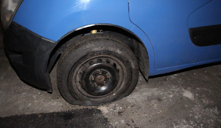 Policie navrhla obžalovat muže, který šroubovákem ničil pneumatiky ukrajinských aut
